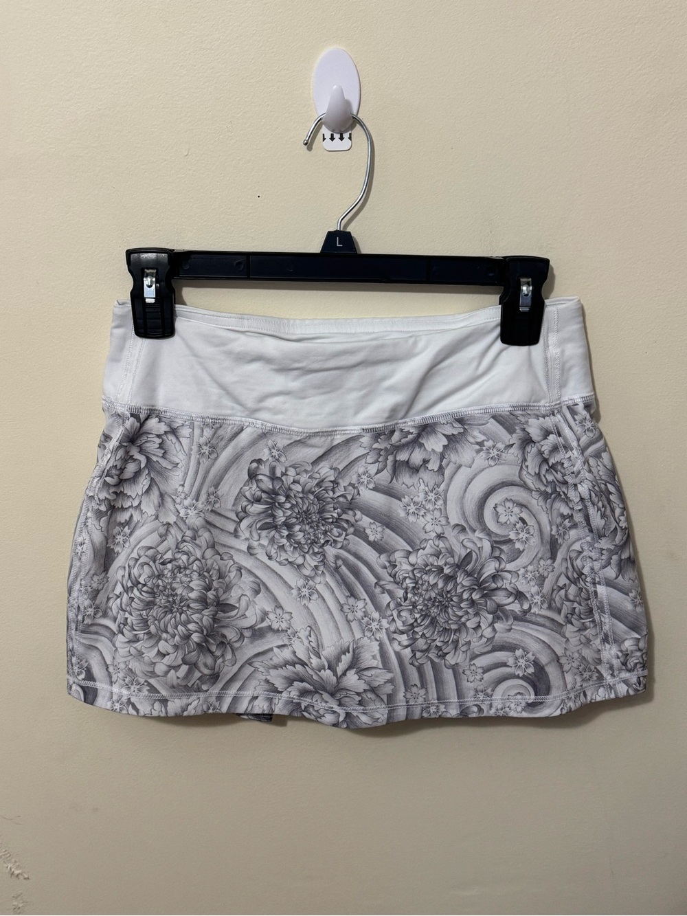 VINTAGE lululemon athletica White and Gray Floral Mini Skort